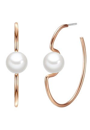 Boucles d’oreilles créoles incurvées en or rose, chacune ornée d’une grande perle blanche centrée sur la courbe inférieure.