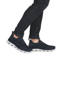 Scarpe sportive blu navy con tomaia in rete, suola bianca imbottita e lacci decorati. Presentano un'etichetta sul tallone per un facile indossamento.