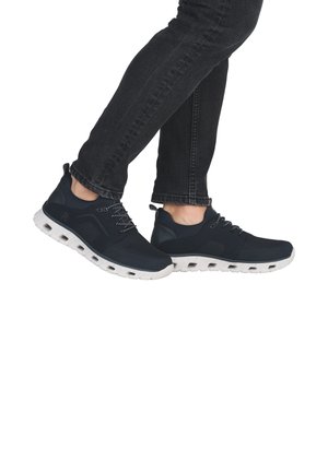 Baskets de sport bleu marine avec une tige en maille, semelle blanche rembourrée et lacets à motifs. Dispose d'une languette sur le talon pour un enfilage facile.