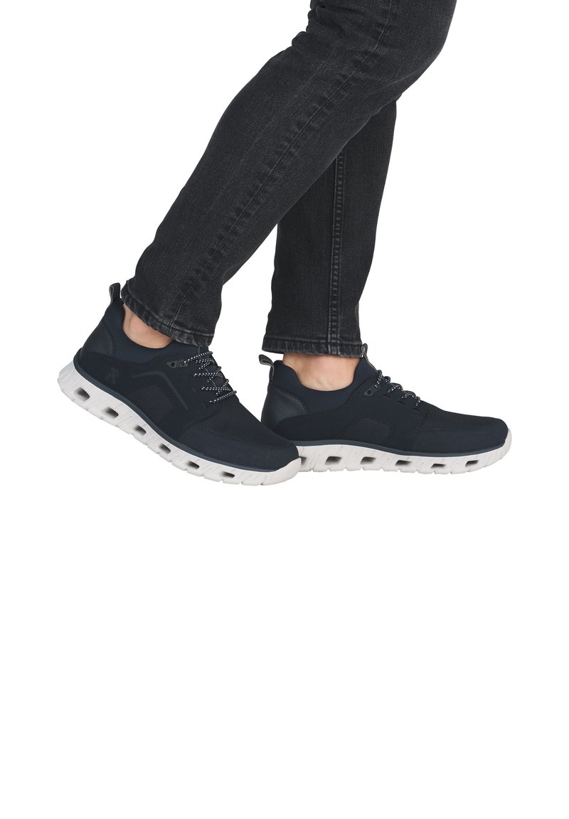 Scarpe sportive blu navy con tomaia in rete, suola bianca imbottita e lacci decorati. Presentano un'etichetta sul tallone per un facile indossamento.