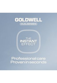 Goldwell Dualsenses productetiket met tekst "The Instant Effect" en "Professional care proven in seconds" op een lichtblauwe achtergrond.