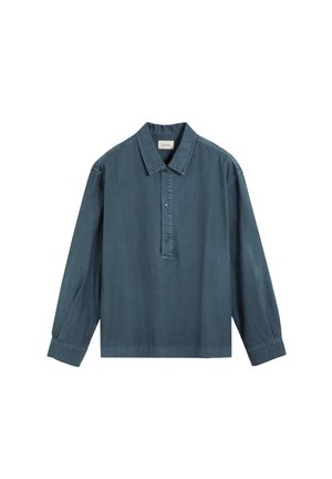 Camisa de mezclilla azul de manga larga con cuello y tapeta con tres botones, mostrada sobre un fondo blanco liso.