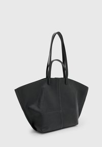 Sac en cuir noir avec un design structuré, des côtés effilés et deux longues poignées. Présente une texture subtile et des accents minimalistes.