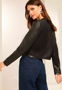 Lipsy COLLARLESS PLAIT POCKET - REGULAR FIT - Giacca in similpelle - black