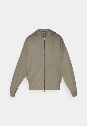 Sweatshirt verde-oliva com capuz, fecho zip, bolsos frontais, corte solto, possui logótipo bordado "Los Angeles Lakers" no lado esquerdo do peito.