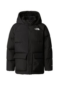 Chaqueta acolchada negra con capucha, con cierre de cremallera, dos bolsillos frontales y un logo en la parte superior izquierda. Textura suave, diseño aislante.