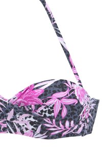 Bikinitop met beugel, voorzien van een grijze basis met roze bloemmotieven en zwarte accenten. Verstelbare bandjes en geplooide details.