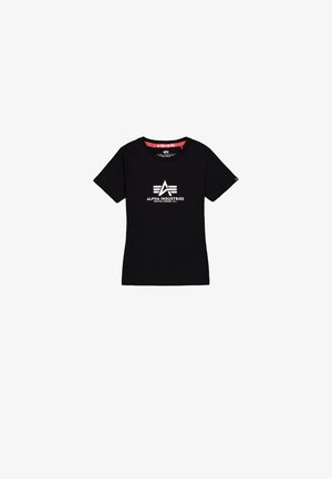 Svart bomull t-skjorte med korte ermer. Har en hvit logo "ALPHA INDUSTRIES" sentrert på forsiden. Klassisk rund hals.