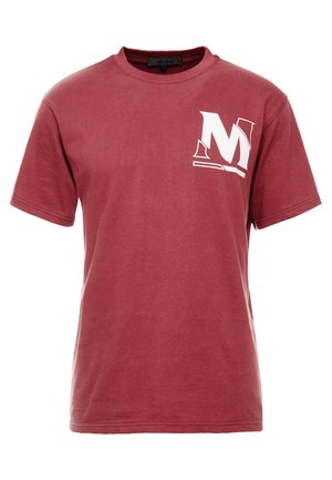 Bordowy bawełniany t-shirt z krótkimi rękawami, okrągłym dekoltem i białym logo "M" nadrukowanym na przedniej lewej części klatki piersiowej.