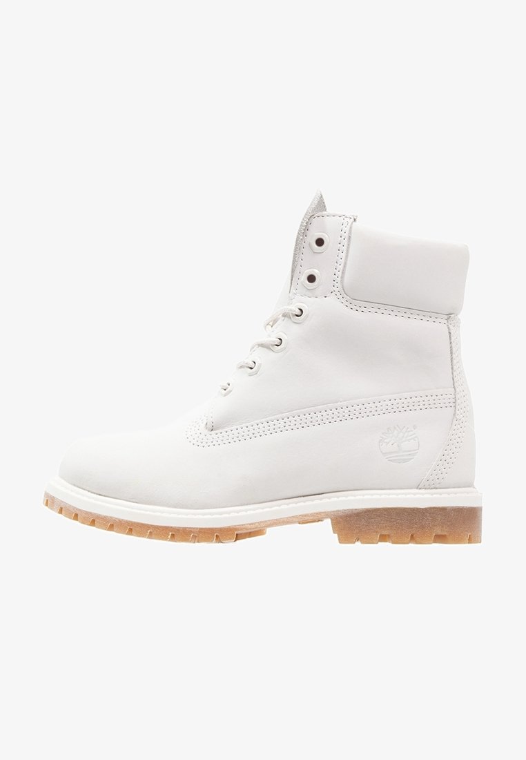 Bottine en cuir blanc à lacets avec col rembourré et semelle en caoutchouc marron clair, logo Timberland embossé sur le côté.