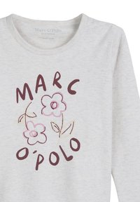 Helles graues langärmliges Shirt aus Bio-Baumwolle. Verfügt über ein florales Design mit rosa Blumen und dunkelgrauer Schrift "MARC O'POLO."