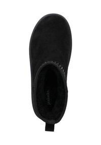 Botines de ante negro con puntera redonda, forro de lana texturizada y una lengüeta en la parte trasera para facilitar su colocación. Diseño minimalista sin adornos.