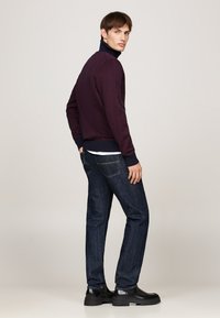 Tommy Hilfiger GIFTING 2 TONE FAIRISLE ROL - Maglione - deep rouge desert sky