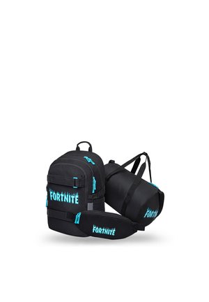 Zaino nero, borsa da viaggio e marsupio con cerniere azzurre luminose e logo Fortnite in carattere fiamma blu su ogni borsa.
