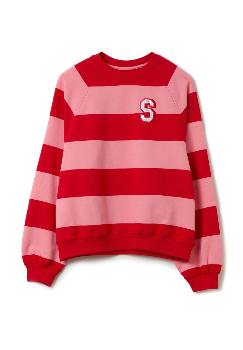 Sudadera a rayas rojas y rosas con cuello redondo, puños y dobladillo acanalados. Presenta una "S" bordada en el pecho. Textura de tela suave.
