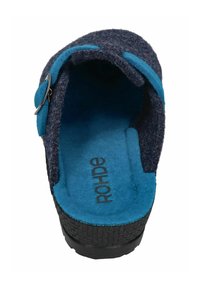 Dunkelblaue Filz-Slipper mit türkisen Akzenten und Schnalle. Weiche Innenausstattung und strukturierte schwarze Sohle. Markenname sichtbar im Inneren.