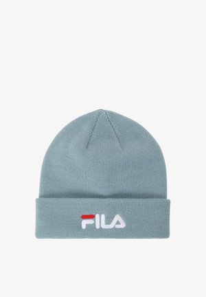 Gorro de punto azul con borde doblado. Presenta el logo en blanco de "FILA" con un acento rojo en la parte frontal. Textura suave y diseño ajustado.