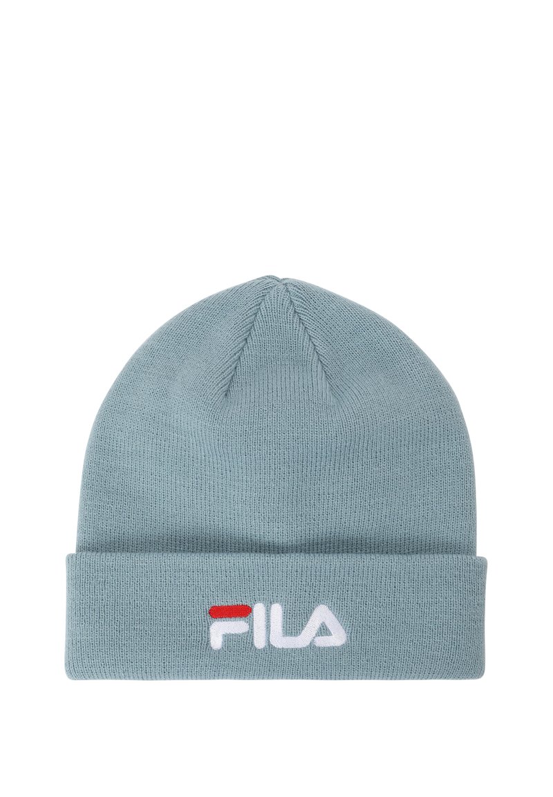 Bonnet en tricot bleu avec un revers replié. Présente un logo "FILA" blanc avec un accent rouge à l'avant. Texture douce, design ajusté.
