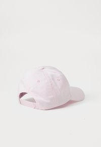 Casquette rose en tissu, avec un visière incurvée, une sangle réglable à l'arrière et des œillets de ventilation. Design simple et de couleur unie.