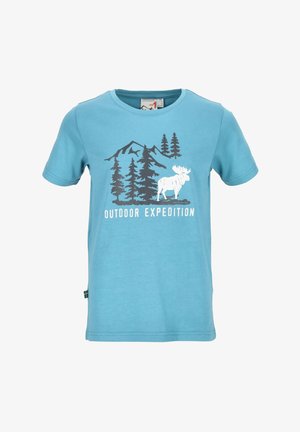 Blaues Baumwoll-T-Shirt mit einem Grafikdesign von Bergen, Bäumen und einem Elch, mit dem weißen Text "OUTDOOR EXPEDITION" am unteren Rand.
