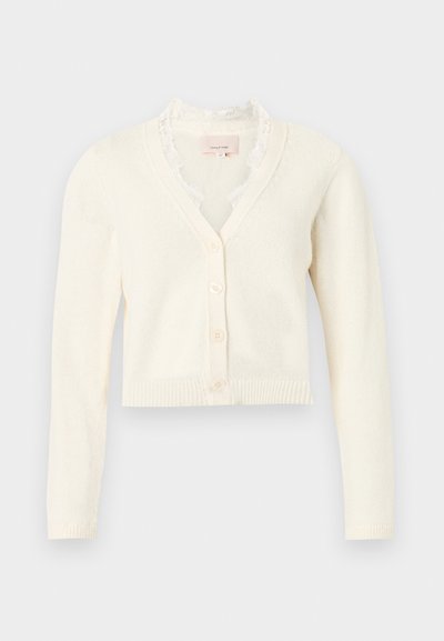 Λευκό κοντό ζακέτα με V-λαιμόκοψη, μακριά μανίκια, τρία κουμπιά μπροστά και δαντέλα γύρω από το λαιμό.