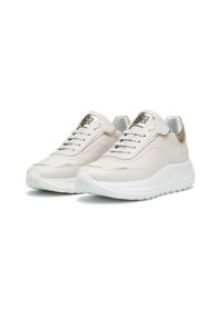 Sneaker bianchi in pelle con dettagli dorati, dotati di punta arrotondata, chiusura con lacci e una suola bianca spessa e testurizzata.