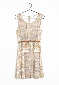 Ärmlös klänning med mönstrad design i kräm, rosa och blått. Har ett bälte vid midjan och en utsvängd nederdel med geometriska detaljer.