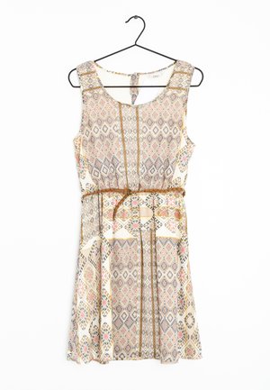 Vestido sin mangas con un diseño estampado en crema, rosa y azul. Presenta una cintura ceñida con cinturón y un bajo acampanado con acentos geométricos.