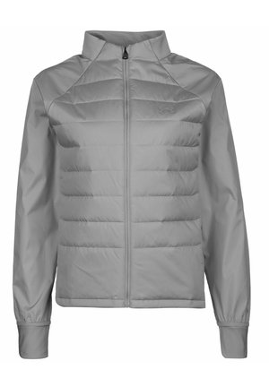 Světlá šedá prošívaná bunda s celopropínacím zipem, stojáčkovým límcem, dlouhými rukávy a nenápadným logem Under Armour na hrudi.