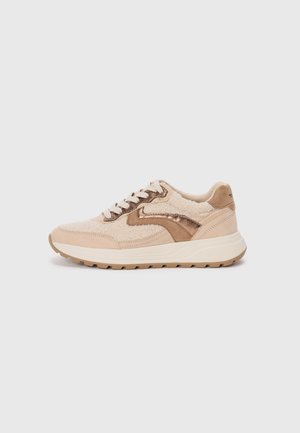 Sneakers beige chiaro con accenti marroni; realizzati in tessuto testurizzato e pelle, con una suola ammortizzata e punta rotonda, dotati di chiusura con lacci.