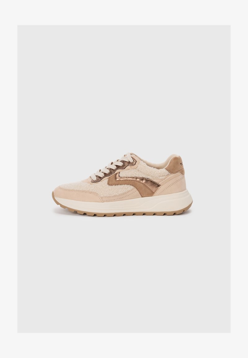 Zapatillas de color beige claro con acentos en marrón; hechas de tejido texturizado y cuero, con una suela acolchada y puntera redonda, y cierre de cordones.