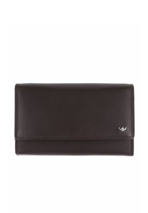 Portefeuille en cuir marron foncé avec des bords cousus et un petit emblème argenté dans le coin inférieur droit, montré fermé sur fond blanc.