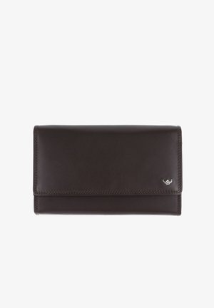 Portefeuille en cuir marron foncé avec des bords cousus et un petit emblème argenté dans le coin inférieur droit, montré fermé sur fond blanc.