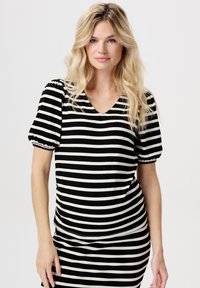 Sort og hvidstribet top med korte pufærmer, V-udskæring, ribbet tekstur og en tætsiddende silhuet.