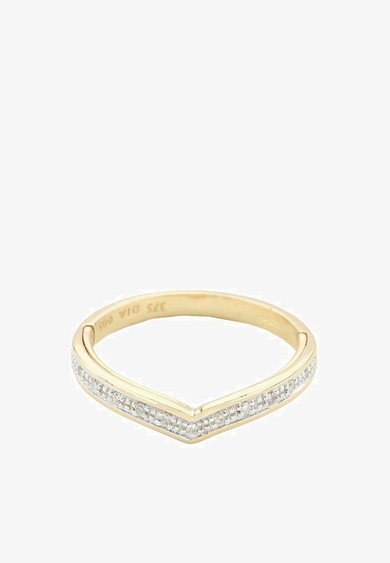 Anillo de chevrón dorado con una fila de pequeñas gemas transparentes a lo largo del borde frontal. Acabado suave con una superficie brillante y una textura pulida.