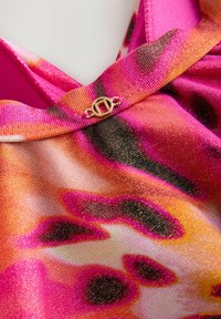 Kopalko s pisanim pink in oranžnim vzorcem z črnimi detajli. Tkanina ima teksturiran finiš, z zlatim okrasnim detajlom na izrezu.