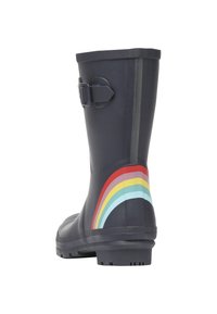 Svart gummistövlar med en spänne, med ett färgglatt regnbågs-mönster på hälen. Slät textur, knälång design och robust sula.