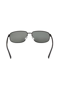 Gafas de sol rectangulares negras con lentes gris oscuro, marco de metal delgado y almohadillas nasales transparentes. Diseño elegante con patillas rectas.