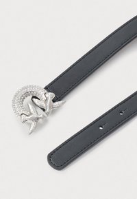 Cintura in pelle nera con fibbia in tono argento decorata con strass e due uccelli progettati in modo ornato in volo. Texture liscia con fori regolabili.
