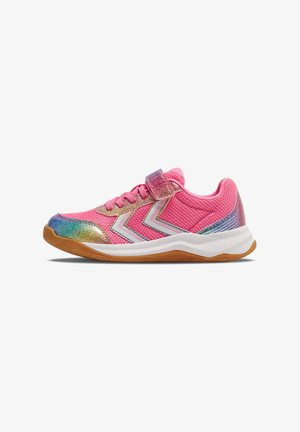 Børns pink mesh sneaker med regnbuegradient accenter, hvide chevronstriber, gummisål, snørebånd og en glitrende velcrolukning.