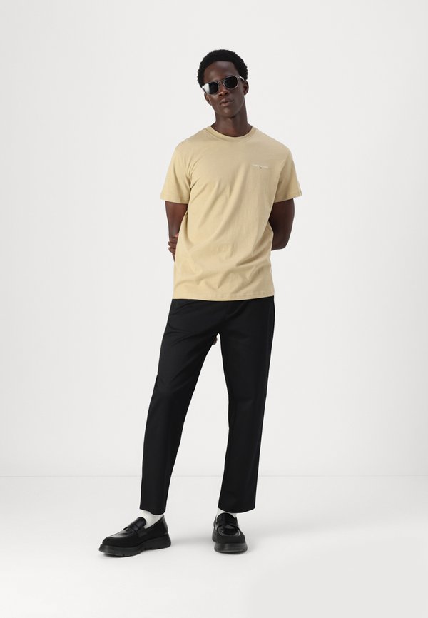SLIM LINEAR CHEST TEE  - Basic T-shirt - relic tan2
