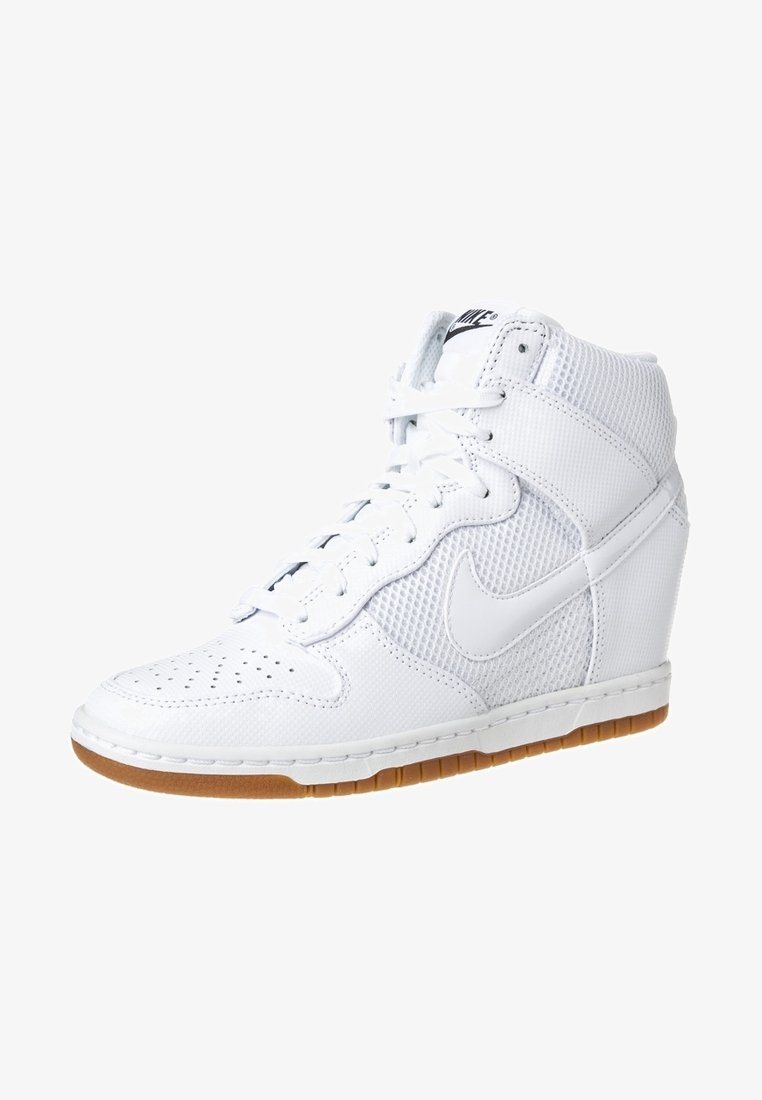 Baskets montantes blanches avec une tige en mesh, un bout perforé et une semelle en caoutchouc offrant une bonne adhérence. Le design comprend un logo latéral bien en vue et un système de laçage.