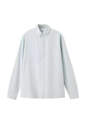 Chemise bleu clair à manches longues avec boutons, col boutonné, design simple et épuré sur fond blanc.