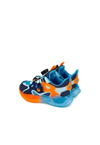 Zapatillas deportivas azul y naranja con materiales de malla y sintéticos, que presentan una punta redondeada, un diseño único y una suela translúcida.
