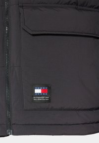 Tommy Jeans BACK LOGO PUFFER - Žieminė striukė - black