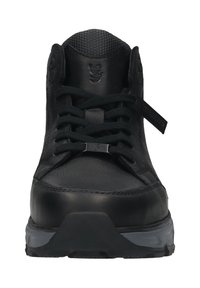 Schwarze Ledersneaker mit einer strukturierten Oberseite, runder Zehenform und flachen Schnürsenkeln. Auffällige Details sind ein Logo und eine gepolsterte Sohle.