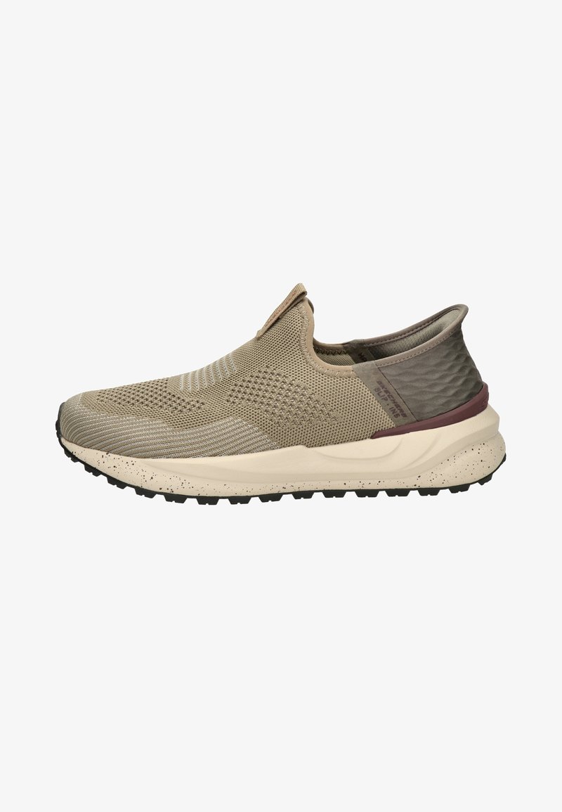 Beige instap schoen met een flexibele gebreide bovenkant, gevarieerde grijze accenten, gevoerde kraag en een contrasterende zwarte rubberen zool met spikkels.