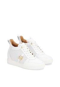 Baskets montantes blanches en cuir avec un design perforé, accents en matériel doré et une semelle en caoutchouc texturé.