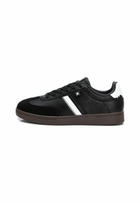 Sneaker neri con strisce bianche, materiali in pelle e camoscio, punta rotonda, suola piatta marrone, design con lacci, tallone rinforzato.