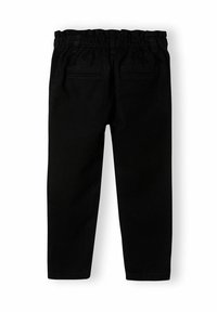 Czarne spodnie z miękkim elastycznym paskiem w talii, dwoma tylnymi kieszeniami i dopasowanym krojem. Materiał ma gładką teksturę z minimalnymi detalami.